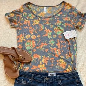 Lularoe small classic tee
